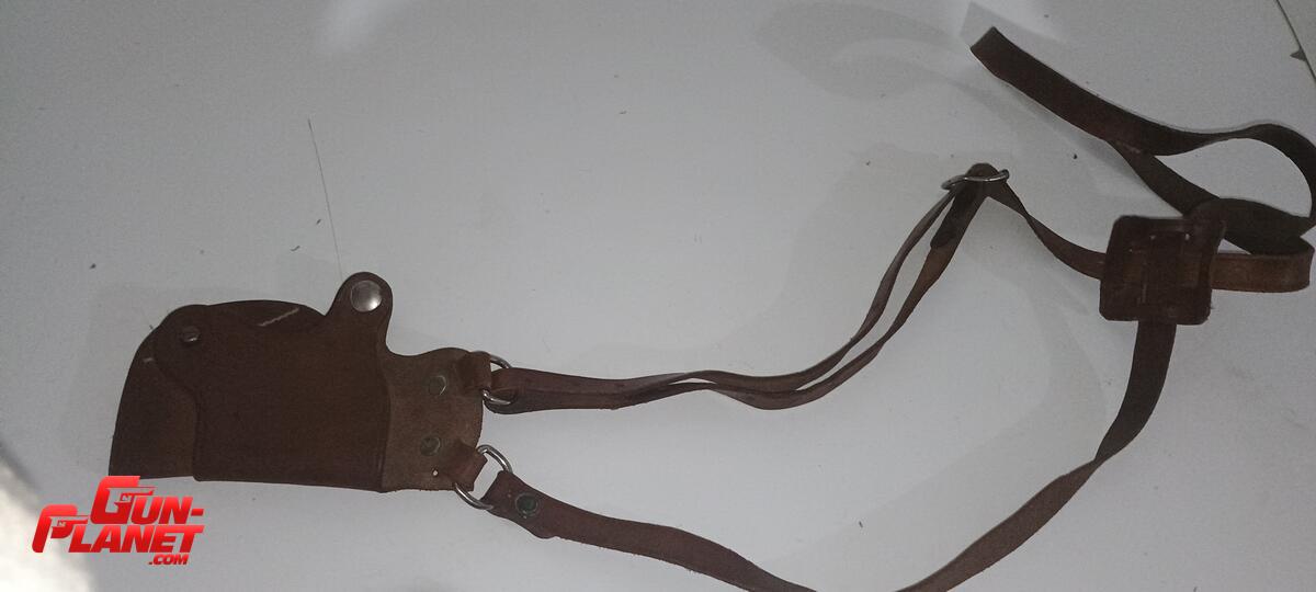 Funda sobaquera. De cuero para pistola.   