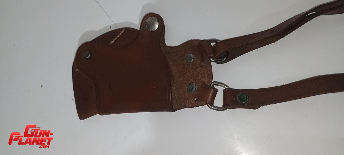  Funda sobaquera. De cuero para pistola.   