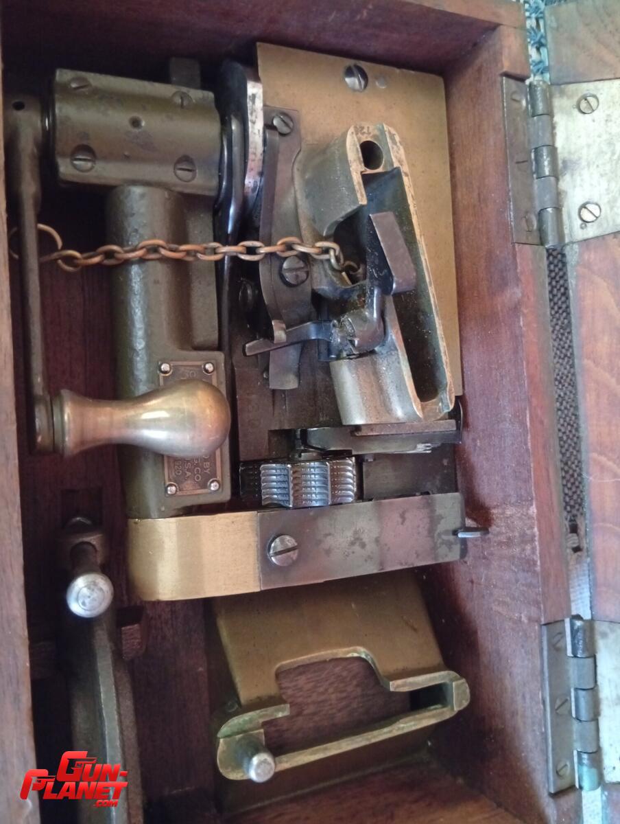 Colt Caja de armero ametralladora 1928 y encintadora Colt 