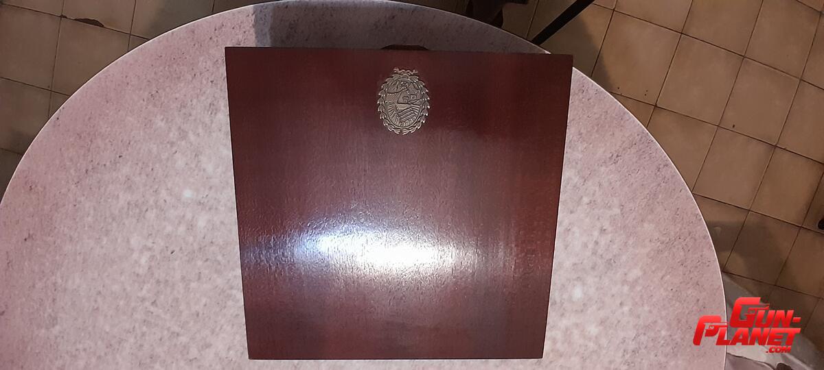  Estuche artesanal de madera para arma corta