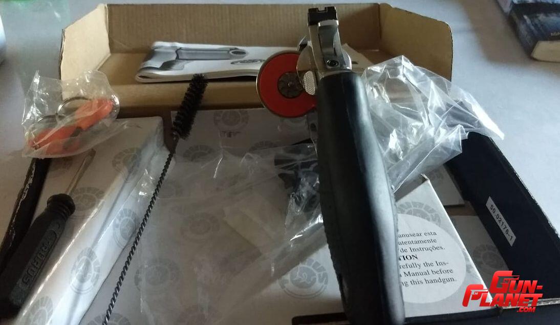 Taurus 941 cal 22 magnum de inox a estrenar
