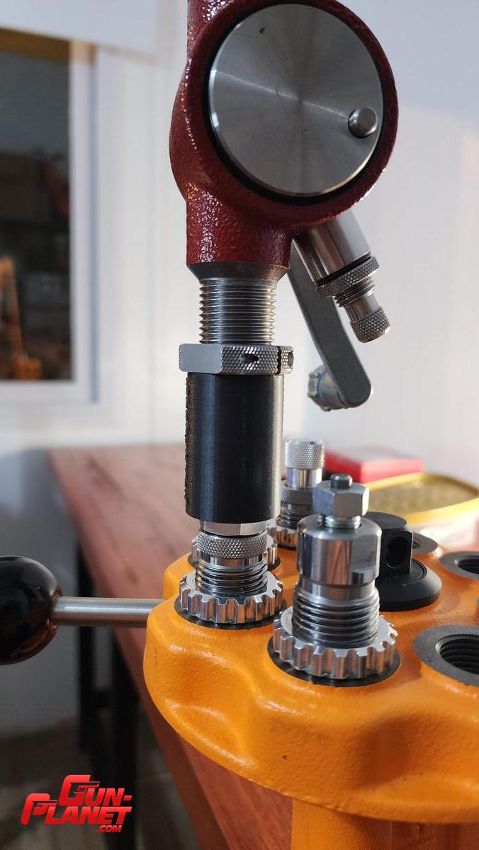  - Adaptador 7/8x14 a die Lee. Tolva Hornady o RCBS directamente en 2do die