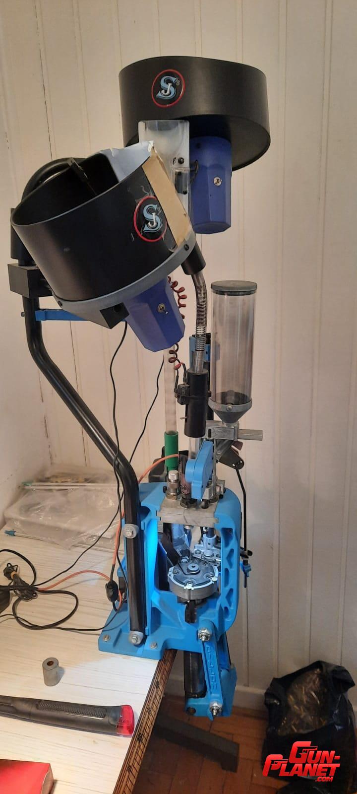 Dillon XL650 en 9mm con alimentadores de vainas y puntas
