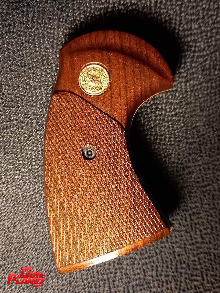 Colt Diamondback cachas originales 