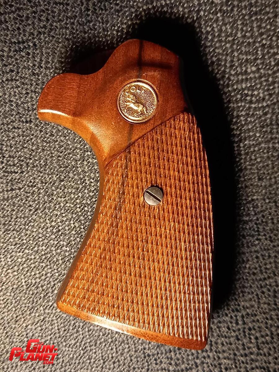 Colt Diamondback cachas originales 