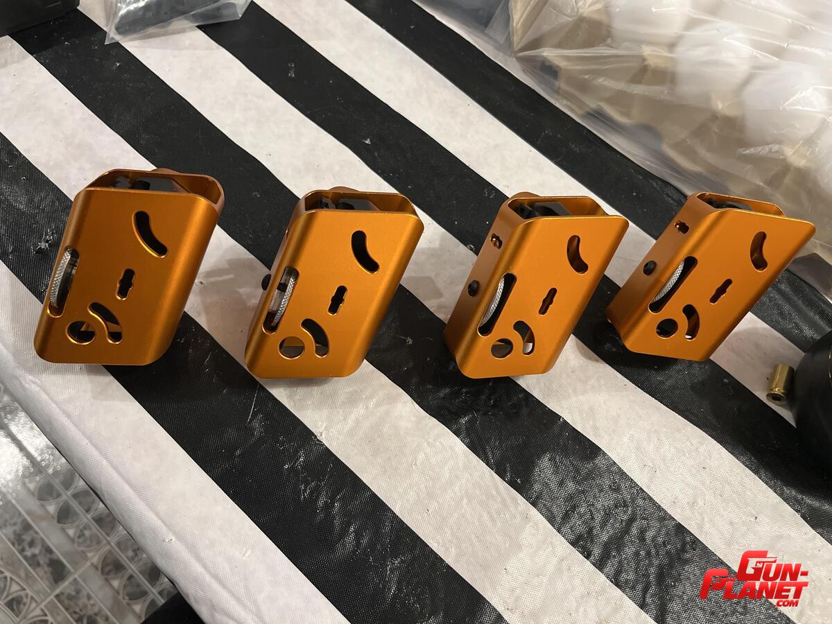  Cuatro portacargadores de aluminio para doble hilera