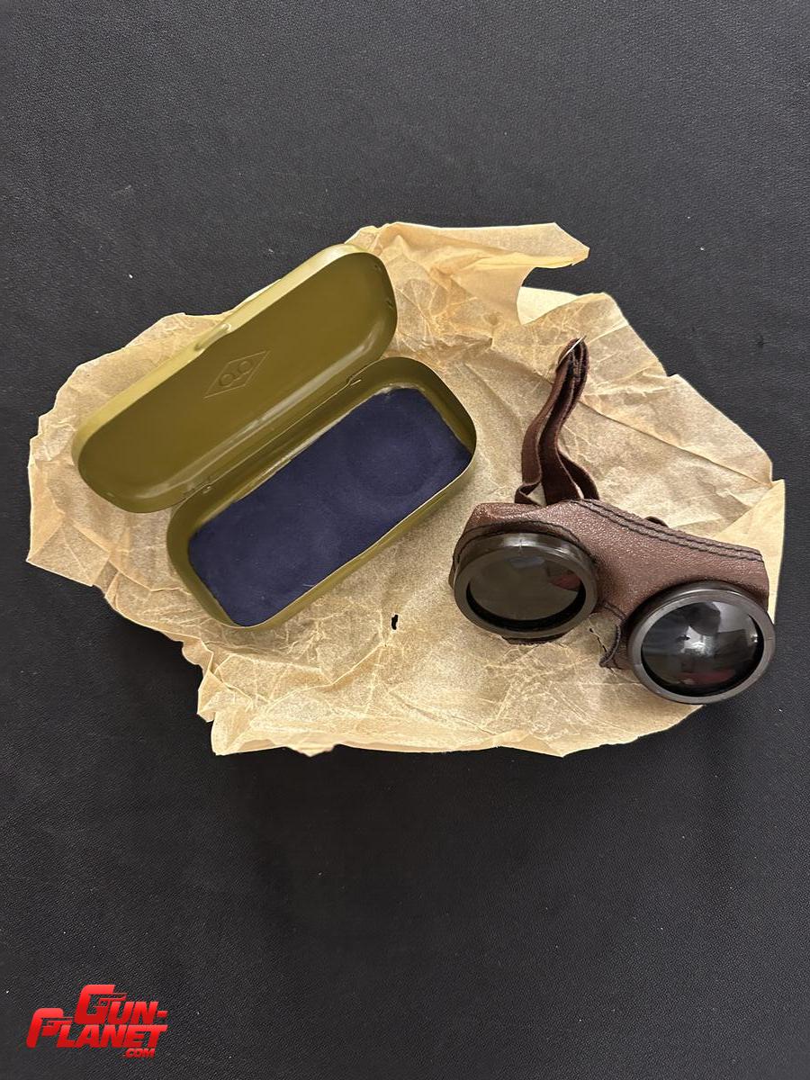  LENTES DE TANQUISTA Y DE TROPAS DE INFANTERIA Y NAVALES RUSAS DE LA GUERRA FRIA CIRCA 1970 CON ESTUCHE DE LATA Y PAPEL ACERADO DE EPOCA REGISTRA EN SU INTERIOR ESE TÍPICO OLOR A ANTIGÜEDAD 