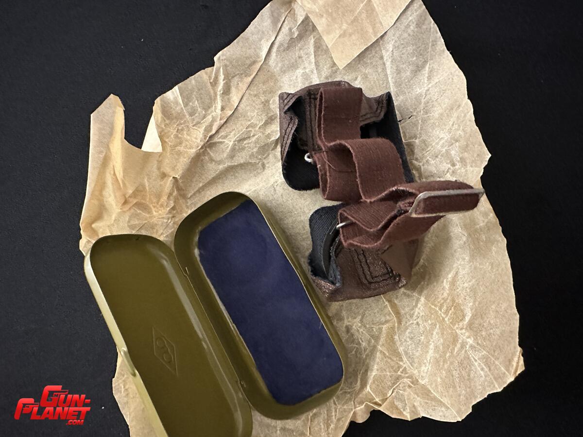  LENTES DE TANQUISTA Y DE TROPAS DE INFANTERIA Y NAVALES RUSAS DE LA GUERRA FRIA CIRCA 1970 CON ESTUCHE DE LATA Y PAPEL ACERADO DE EPOCA REGISTRA EN SU INTERIOR ESE TÍPICO OLOR A ANTIGÜEDAD 
