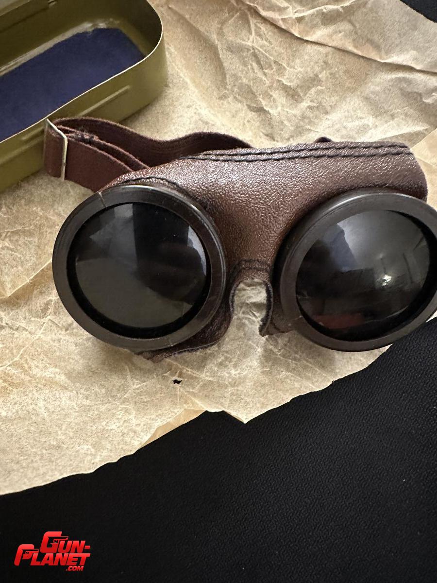  LENTES DE TANQUISTA Y DE TROPAS DE INFANTERIA Y NAVALES RUSAS DE LA GUERRA FRIA CIRCA 1970 CON ESTUCHE DE LATA Y PAPEL ACERADO DE EPOCA REGISTRA EN SU INTERIOR ESE TÍPICO OLOR A ANTIGÜEDAD 