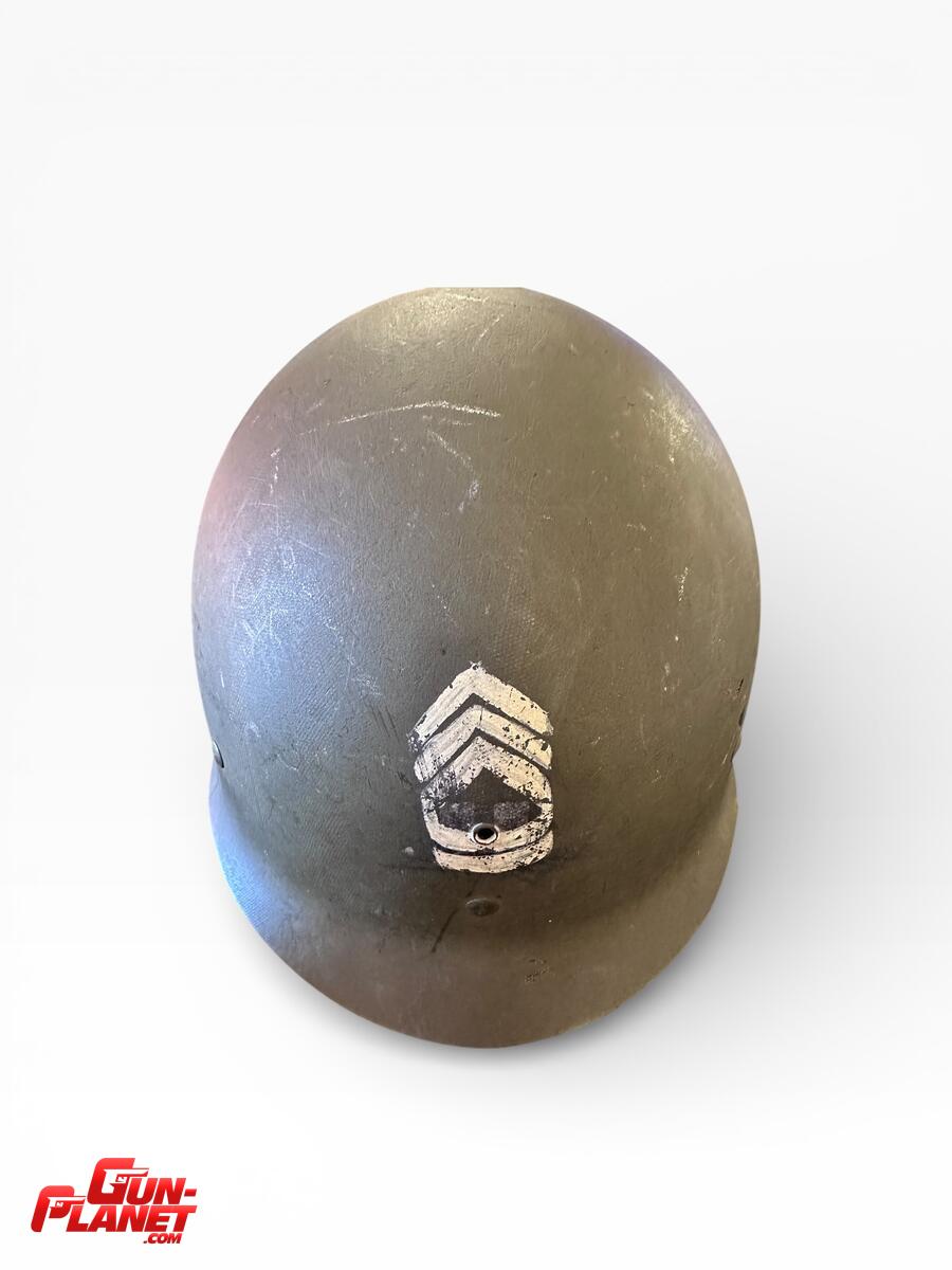  CASCO M1 ,PRIMERA PRODUCCION 1941/1943 ORIGINAL US WWII  MODELO SWIVEL BAIL ,VERDE OLIVA ORIGINAL, FRONT SEAM,Y RED DE CAMUFLAJE M1944 SARG