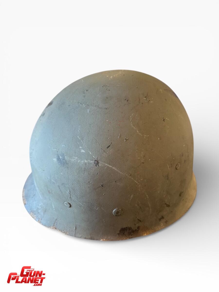  CASCO M1 ,PRIMERA PRODUCCION 1941/1943 ORIGINAL US WWII  MODELO SWIVEL BAIL ,VERDE OLIVA ORIGINAL, FRONT SEAM,Y RED DE CAMUFLAJE M1944